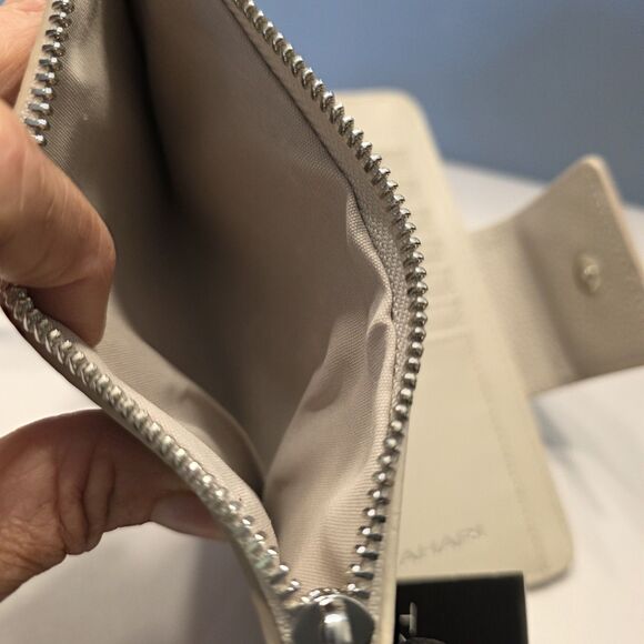 Tahari Bifold Wallet Wristlet NEW Multisection Cloud White Pebbled Faux Leather - Picture 9 of 13